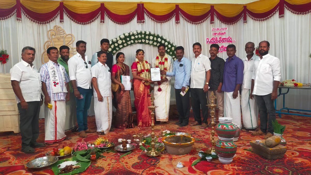 MNMTMarudhur's tweet photo. நம்மவர் @ikamalhaasan வாழ்த்துக்களுடன் 
@maiamofficial மகளிர் அணி தஞ்சை மாவட்ட அமைப்பாளர்
திருமதி.K.கலைவாணி கிருஷ்ணன் அவர்களின்
இல்ல மணவிழாவிற்கு   திருவிடைமருதூர் தொகுதி மாவட்ட செயலாளர் JJ அசோகன், கும்பகோணம் பரசுராமன் கலந்துகொண்டு மணமக்களை வாழ்த்தினர் https://t.co/5UJlGkffJP
