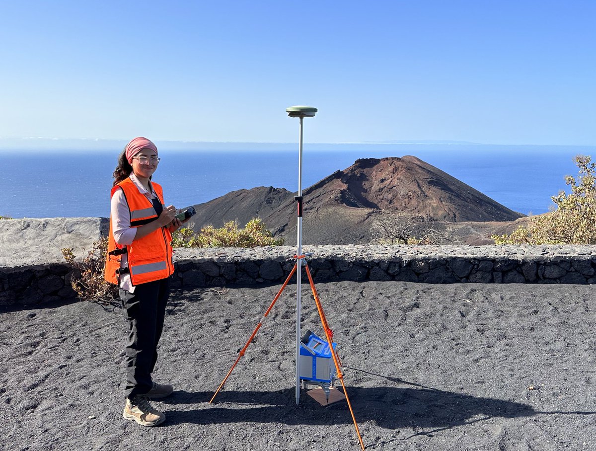 learning to perform gravity measurements near the Teneguía Volcano !! <3