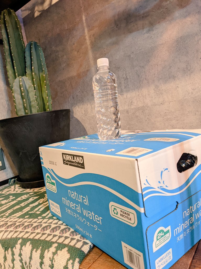 secondxhouse's tweet photo. 【給水所】
今までウォーターサーバーを置いていたけどそんなに飲むお客さんもいないので返却します！喉が乾いた方にはペットボトルであげちゃいます✨コストコで仕入れたので一本30円くらいだから遠慮なくもらってください🤣
#下丸子
#武蔵新田
#床屋
#美容院
#プライベートサロン
#KIRKLAND https://t.co/PKQunqh6YS