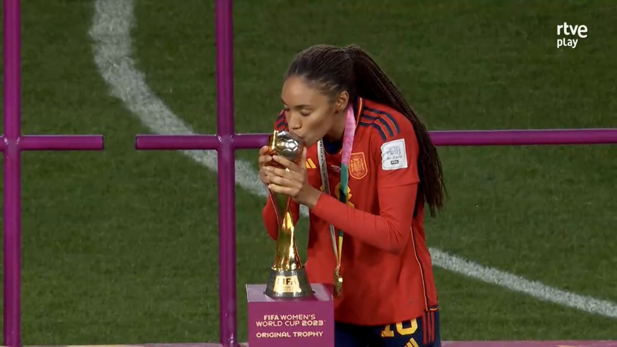 Nacida en Zaragoza, en el barrio de San José, para deslumbrar al mundo entero. ¡¡¡ERES CAMPEONA DEL MUNDO, <a href="/SalmaParalluelo/">Salma</a>!!! 🦁⭐️🇪🇸