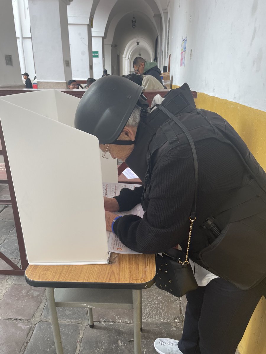 ElDatoEcua's tweet photo. #Urgente Lamentable ver como sufragaron los padres del candidato a la presidencia asesinado, Fernando Villavicencio.

#FernadoVillavicencio #EleccionesEcuador2023 https://t.co/7GMKeGEz9t