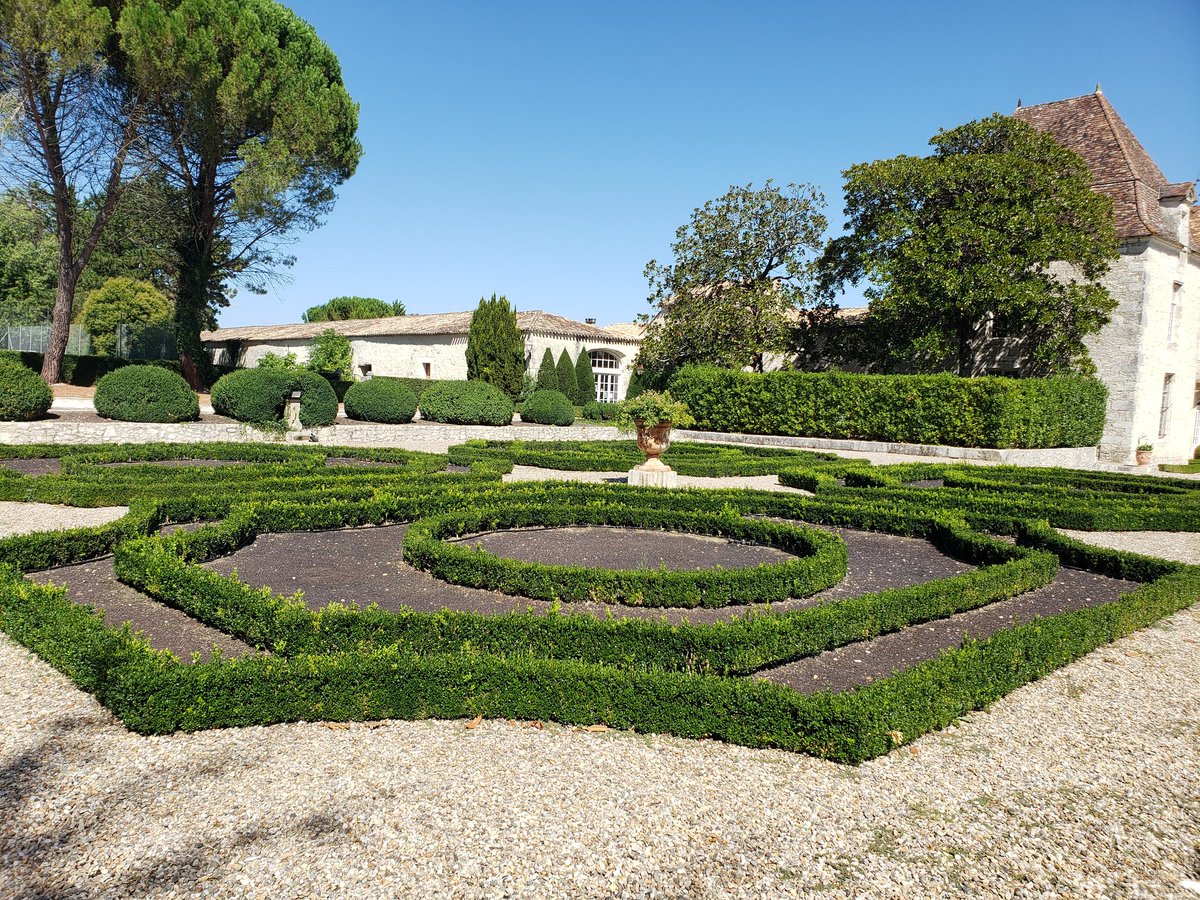 BoxwoodHealth's tweet image. After consulting with hotel and city tourist office, took a train to Saint Foy la Grande then a taxi to le Jardin du Chateau Pierrail for private box plantings.