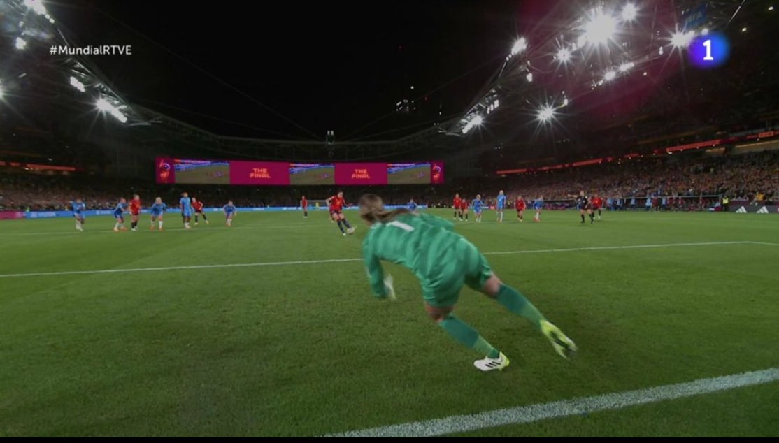 _piwi's tweet photo. @cpafc21 @Burak_k99 @LiquidatorPod @sportbible When the ball was kicked, none of her feet touched the line or were behind it https://t.co/8u7gWeyZfn