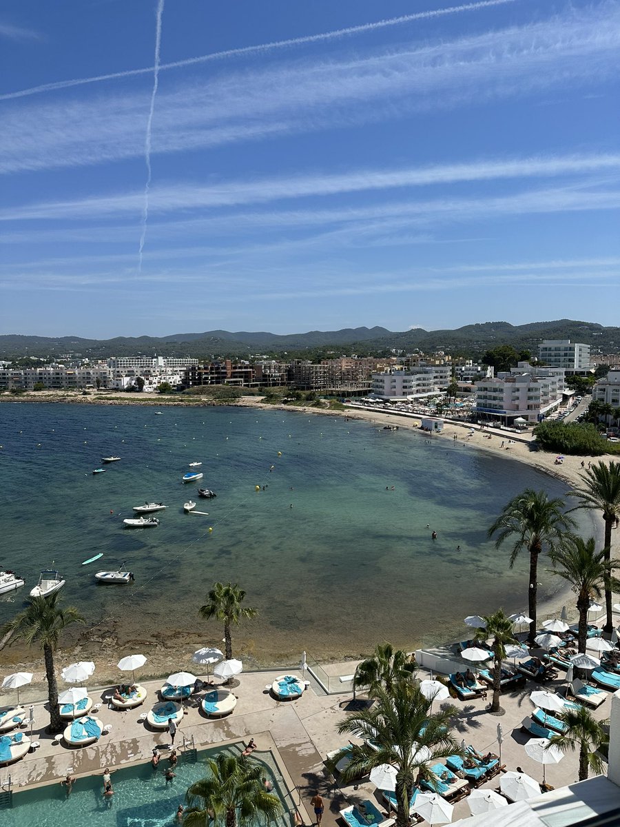 realdanielnita's tweet photo. Gm! In cateva ore plec din Ibiza, pe la 20:00 ajung inapoi in Olanda si pentru ca va iubesc asa mult la 21:00 apas botonul de LIVE! 🫡 Analizam inchiderea de saptamana in piete, ce urmeaza de aici pentru #Bitcoin ce am acumulat pe acest dump si multe alte informatii de calitate! Hai cu like+repost si va astept pe live! Activati notificarile pe youtube! LFG