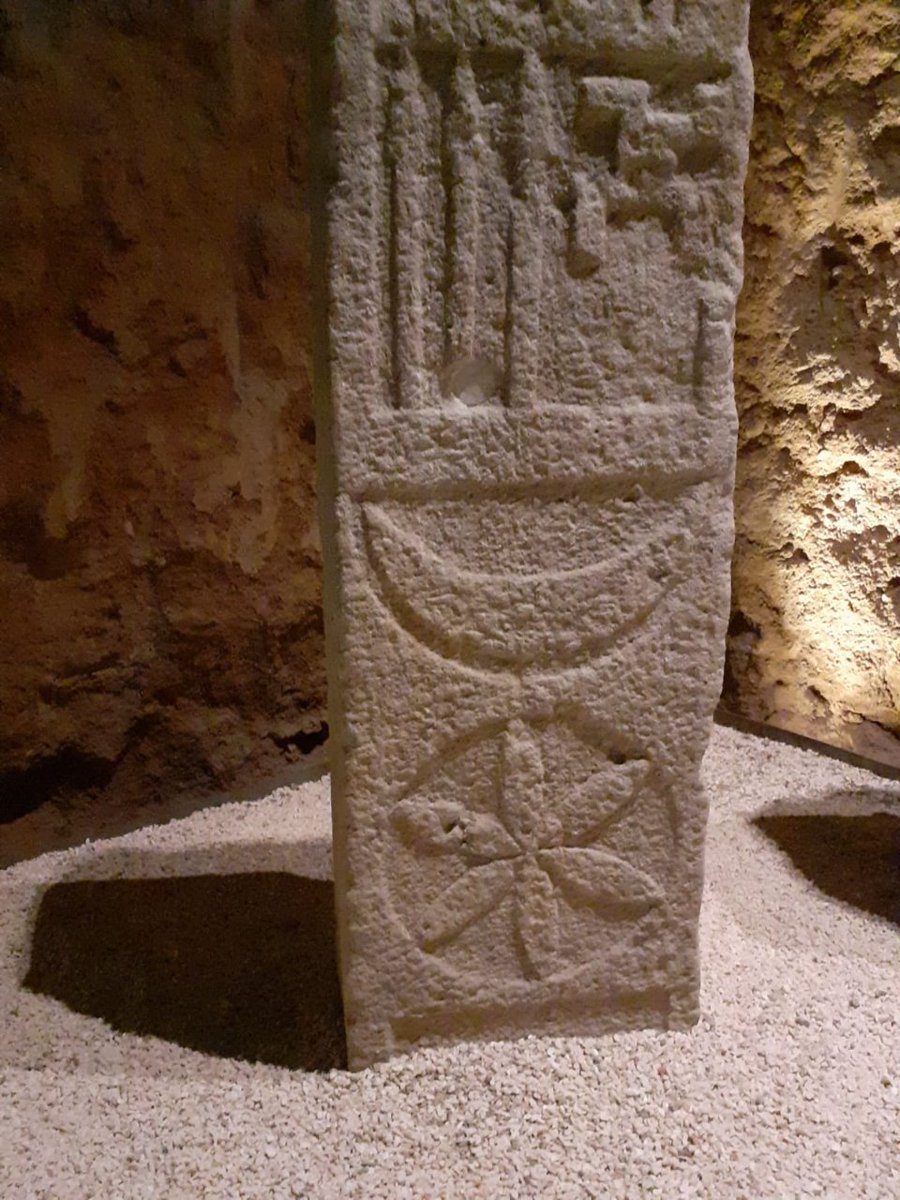 #SundayStonework #viaggionellAde
The Iberians cremated the dead, buried their ashes and, in some cases, marked the tombs with stelae, monolitic funerary monuments. This has been found in Badalona.

📸Museo Romanico de Badalona.