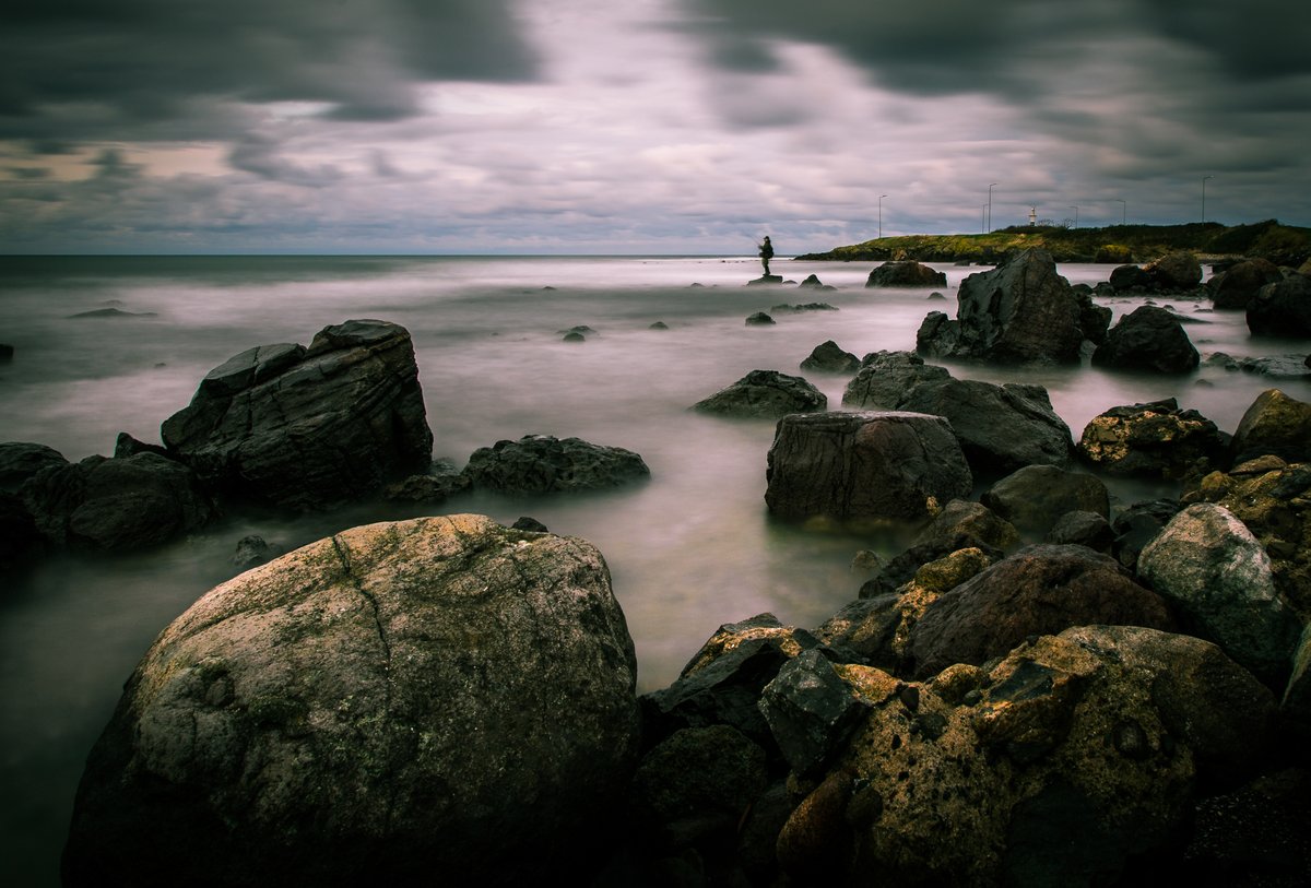 Bu fotoğrafı etkili kılan özellikler.
✅Gökyüzü ve karasal alana ayrılmış bölgelerin oranları.
✅Kayaların homojen dağılımı.
✅İlgi merkezi balıkçının konumu.
✅Kayaların arasından balıkçıya yönlendiren deniz bölgesi.
✅Uzun pozlama seçimi.
#canon #nikon #iphone <a href="/ProfDemirtas/">Özgür Demirtaş</a>