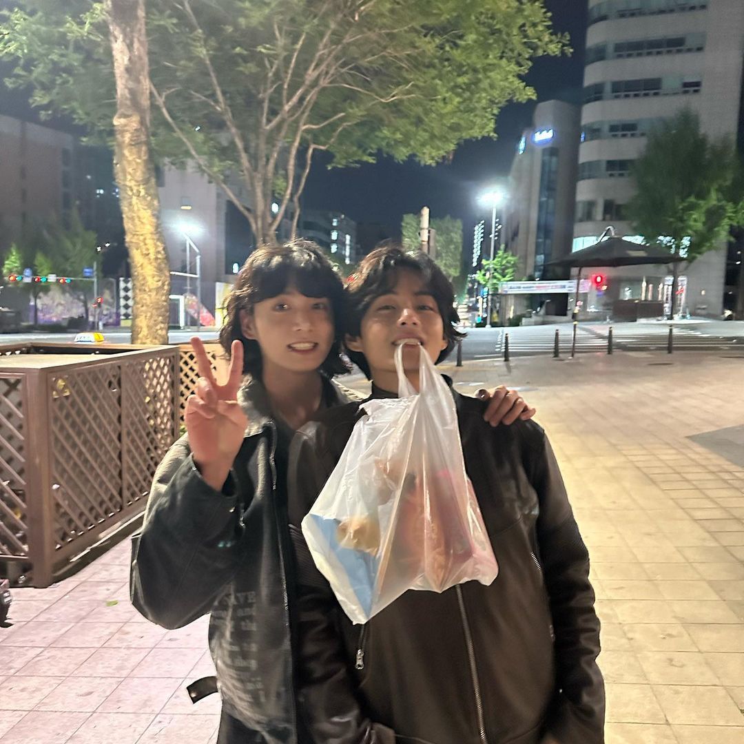 ambitchios's tweet photo. taekook local au 21+  

📌 kasir nakal

cw // mature content, bpkoo, boypussy, using local porn words, stranger, public, mdni, be a wise readers. https://t.co/3ECaFggIeT