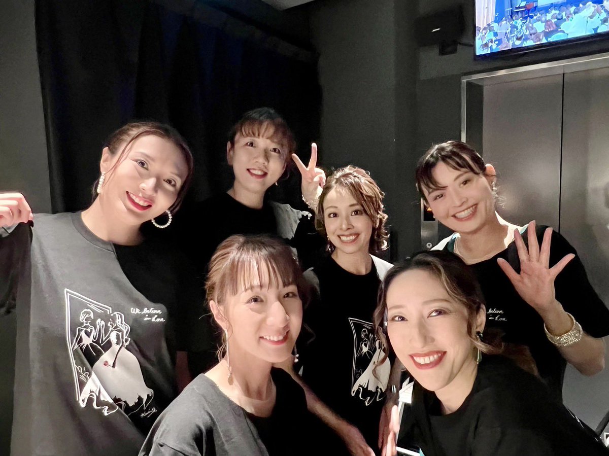 Reunion89th's tweet photo. ゲスト出演してくださった #水夏希 さん、 #愛花ちさき さん、 #天宮菜生 さん、そしてピアニストの #間野亮子 さんにも多大なお力添えをいただき、このイベントはたくさんの方の支えがあって出来たと心から感謝しています。
お客様の宝塚への愛、89期への愛
雪組への愛を感じられた幸せな一日でした https://t.co/sfIvG1k7Ng
