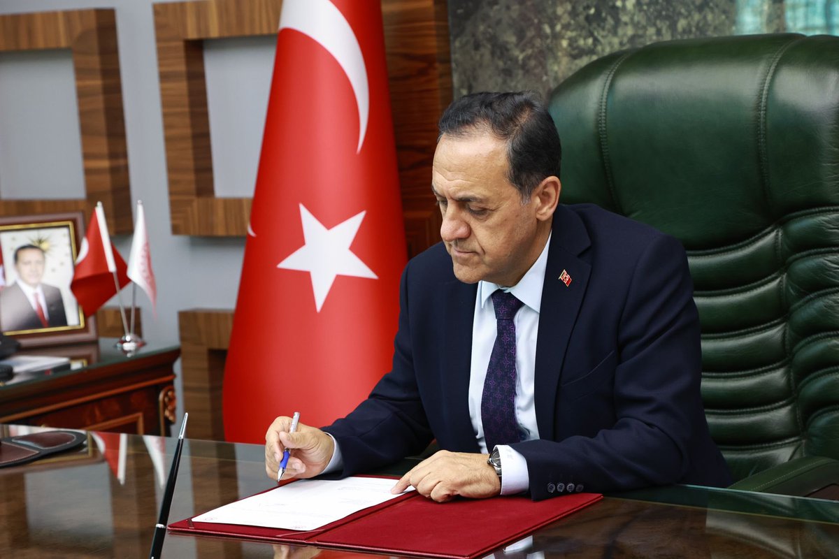ahusta07's tweet photo. Bingöl Valiliği görevimize Bismillah diyerek başladık ve ilk imzamızı attık. Bingöl için benim de bir sözüm var, bir fikrim var diyen herkese ulaşacağız. Şehrin tüm dinamikleriyle Bingöl’ümüzü daha ileriye taşıyacağız. Hazır mıyız Bingöl? Bu yolda Rabbim yar ve yardımcımız olsun. https://t.co/IPR3EHw7Y8