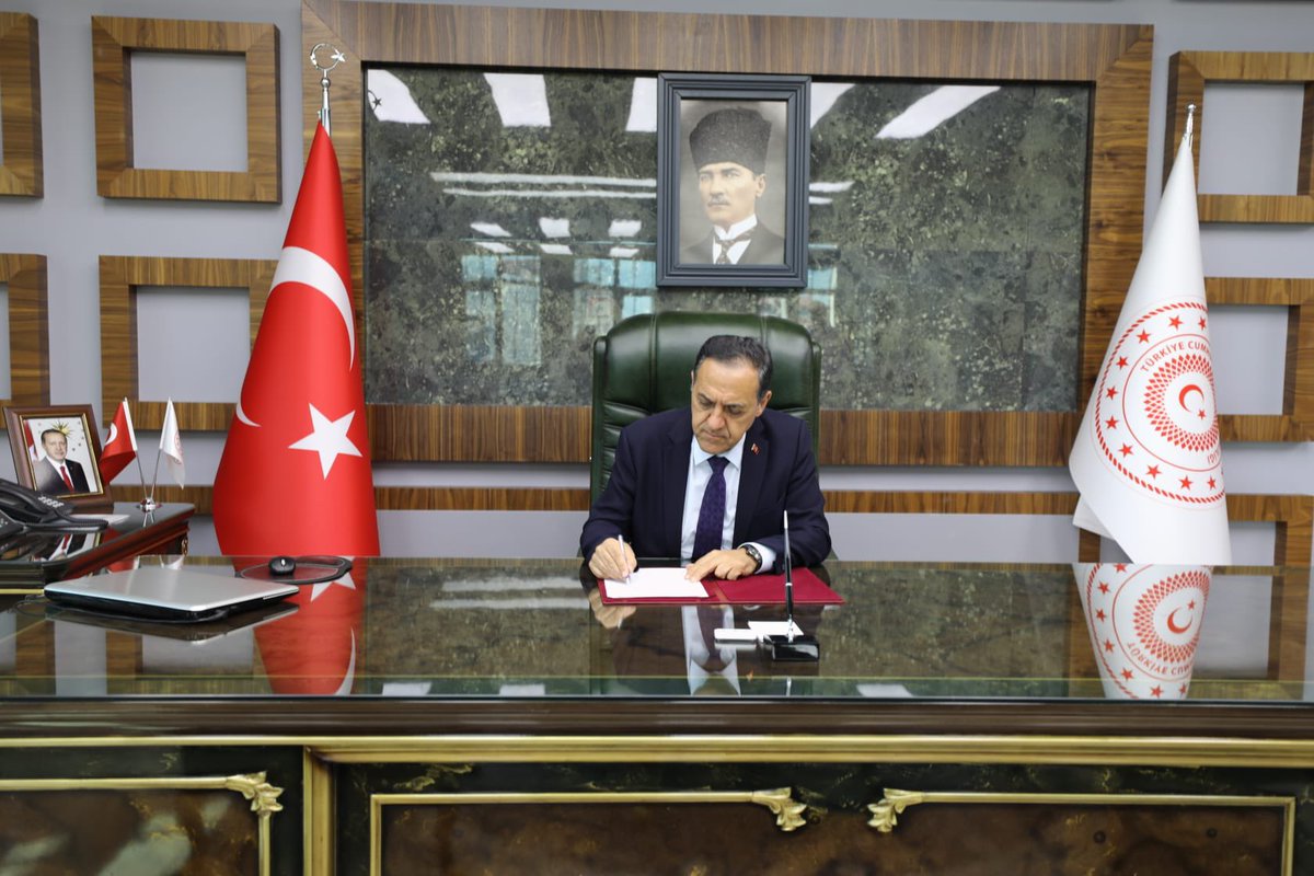 ahusta07's tweet photo. Bingöl Valiliği görevimize Bismillah diyerek başladık ve ilk imzamızı attık. Bingöl için benim de bir sözüm var, bir fikrim var diyen herkese ulaşacağız. Şehrin tüm dinamikleriyle Bingöl’ümüzü daha ileriye taşıyacağız. Hazır mıyız Bingöl? Bu yolda Rabbim yar ve yardımcımız olsun. https://t.co/IPR3EHw7Y8