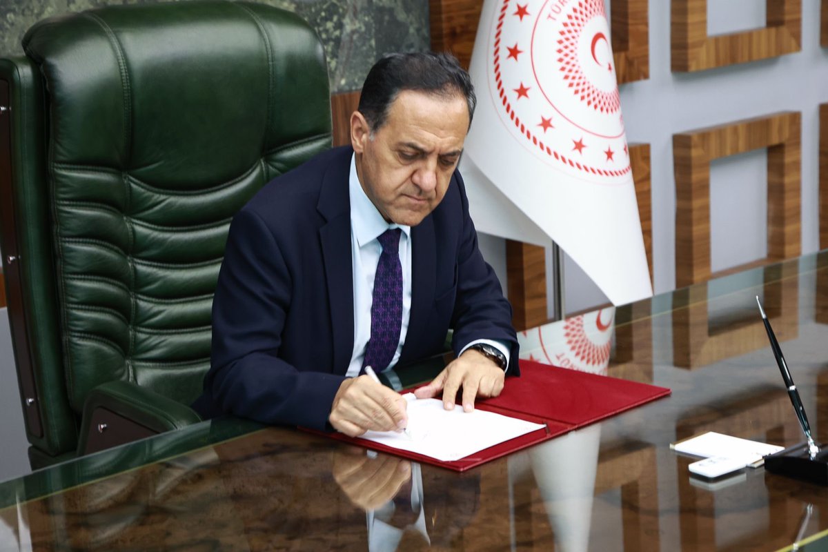ahusta07's tweet photo. Bingöl Valiliği görevimize Bismillah diyerek başladık ve ilk imzamızı attık. Bingöl için benim de bir sözüm var, bir fikrim var diyen herkese ulaşacağız. Şehrin tüm dinamikleriyle Bingöl’ümüzü daha ileriye taşıyacağız. Hazır mıyız Bingöl? Bu yolda Rabbim yar ve yardımcımız olsun. https://t.co/IPR3EHw7Y8
