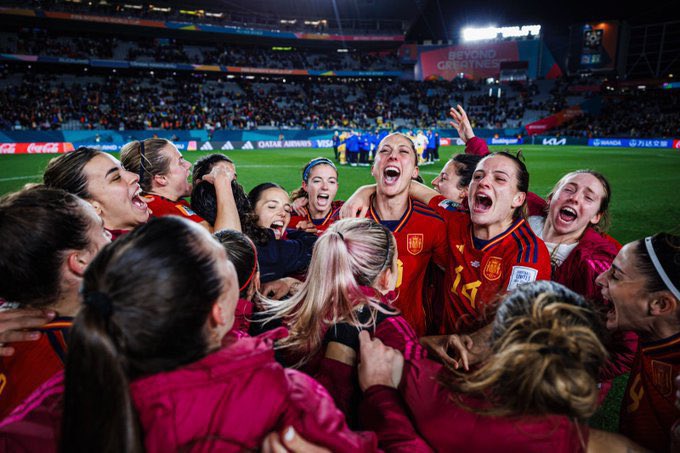 Hoy es un día mucho más importante de lo que pensáis. Cuantisimas niñas van a creer que pueden alcanzar todo lo que durante tantos años les han negado. 
El mundo no está cambiando. El mundo LO ESTAMOS cambiando ❤️‍🩹.
Campeonas del mundo.