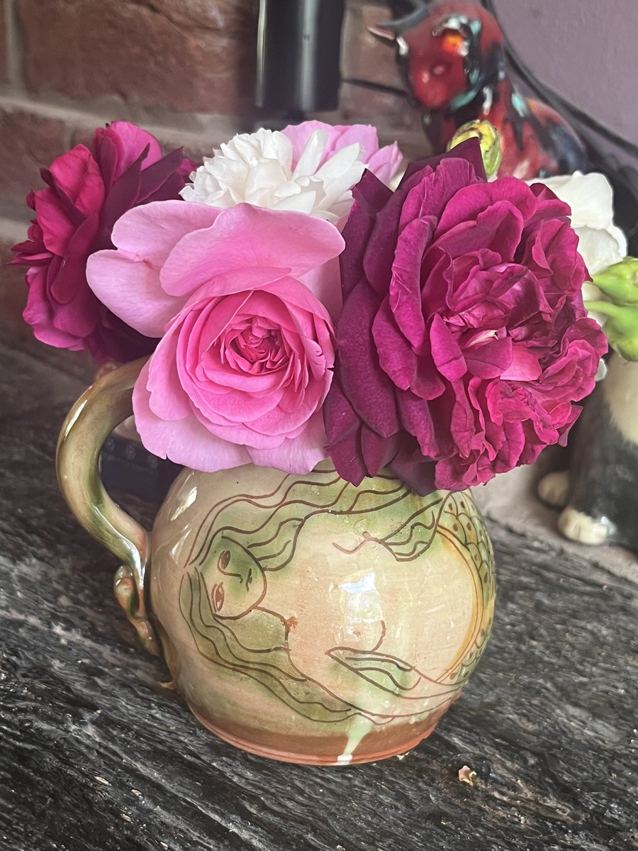 Roses for the lounge #myroses #roses #scent #mygarden #favouritevase #growyourown #cutflowers #GardeningTwitter #GardeningX
