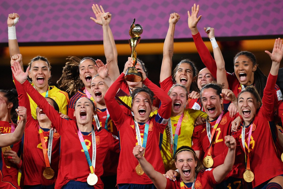 AlexMartinPibe's tweet photo. No podría tener un mejor regalo de cumpleaños 🎂 🇪🇸 🏆

CAMPEONAS 🌟 https://t.co/Ur2I7h5efu