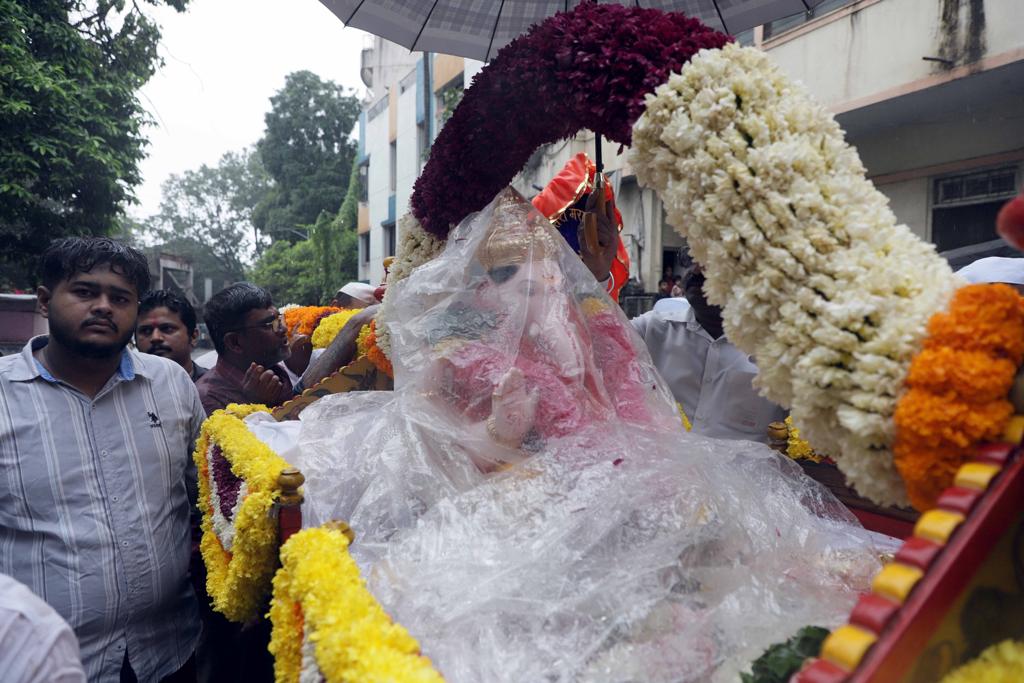LoksattaLive's tweet photo. पुण्यातील नारायण पेठेतील केसरी वाड्याजवळ रविवारी (२० ऑगस्ट) केसरी वाडा गणपती प्राणप्रतिष्ठापना मिरवणूक टिळक कुटुंबियांसमवेत पार पडली.
(फोटो सौजन्य - पवन खेंगरे, पुणे)
#pune #narayanpeth #kesariwada #ganapati
https://t.co/2jrmCKw8Ui https://t.co/4OPn7vIXZh