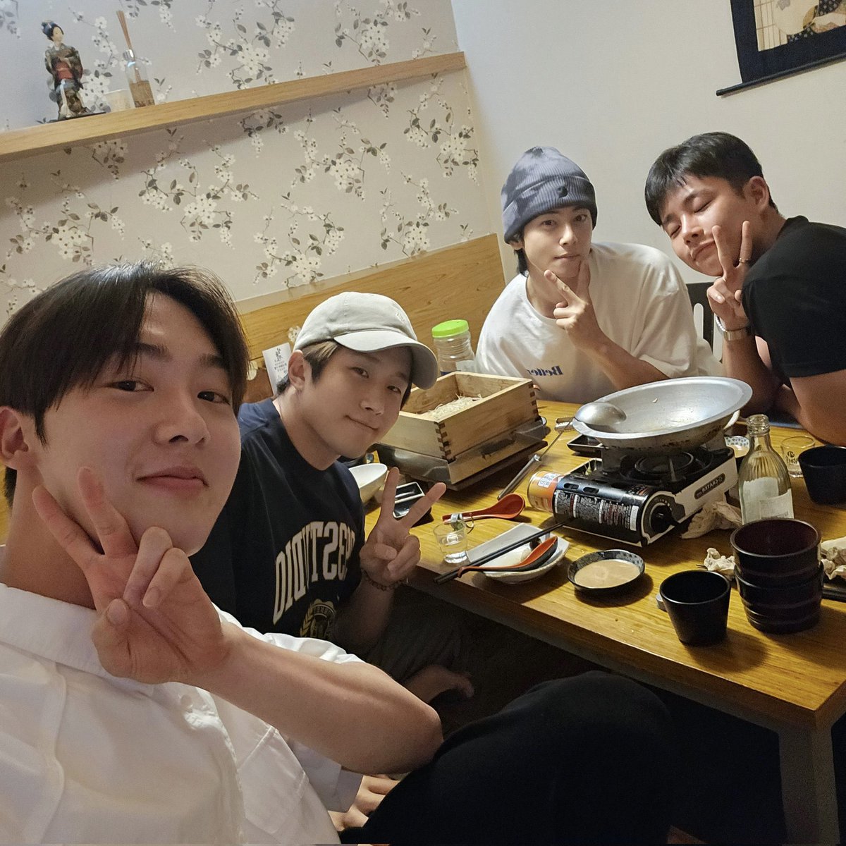 Sanha_TH's tweet photo. [แปล]

พวกฮยองของผม 💜 https://t.co/hXoy36uscE