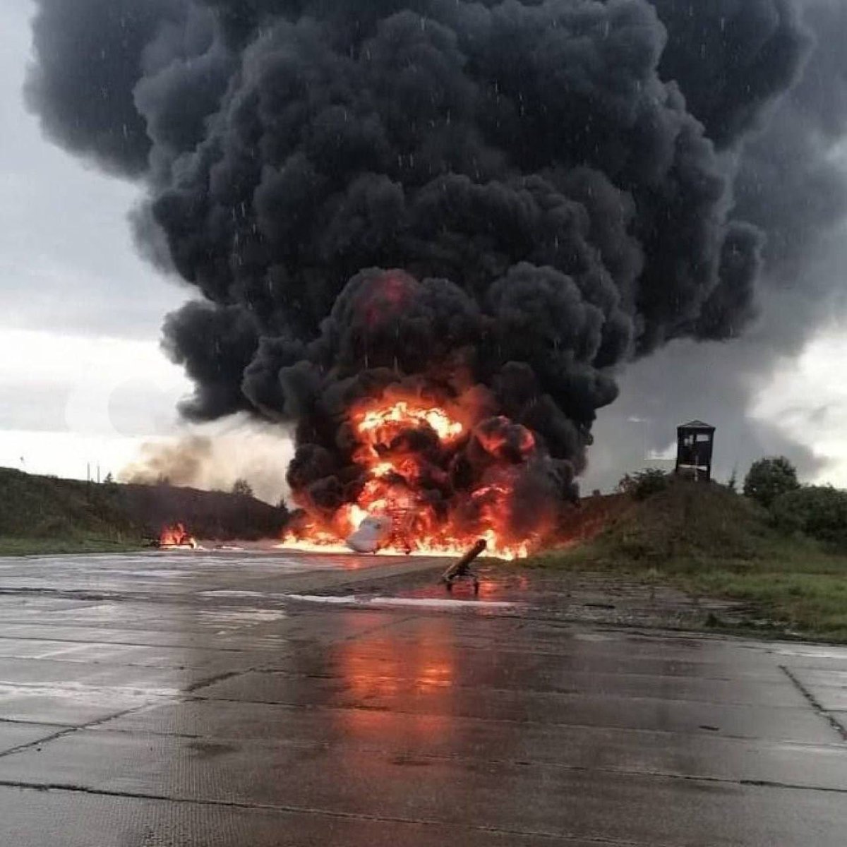 ⚡️russian media publish a burning Tu-22M3 bomber after a drone strike on a military airfield in Siltsy, the Novgorod region (russia). 👉 Follow @Flash_news_ua