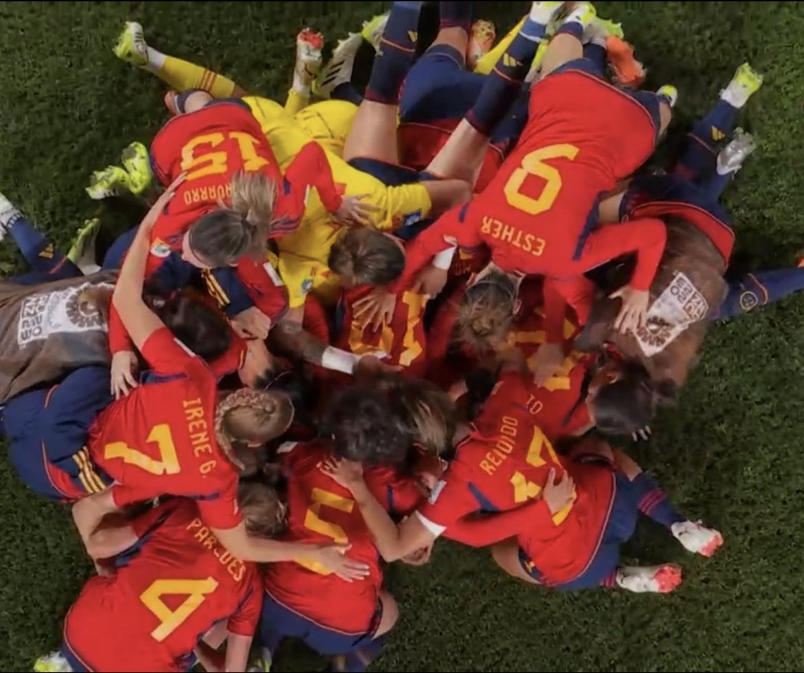 sintes_laura's tweet photo. CAMPIONES DEL MÓN! Per totes aquelles nines que jugàvem a futbol al pati de l'escola i per totes les que jugaran ⚽️♥️ https://t.co/TSTh7ry8l8