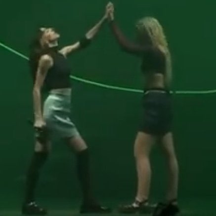 a caroline a dizer que estava em lisbon no sbsr vs. a lorde a dizer que estava no porto no paredes