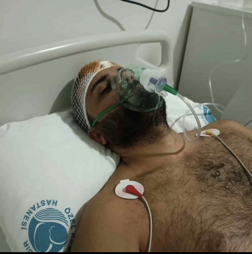 Türkiye Cumhuriyeti’nde çalışan tüm hekimlere sesleniyoruz.

Dün Gaziantep’te bir meslektaşımız görevi başındayken 20 hasta yakını tarafından darp edildi ve yoğun bakıma alındı. Bu, sağlıkta şiddetin ne ilk örneği ve ne yazık ki karar alıcılar sağlıkta şiddeti kökten bitirmek