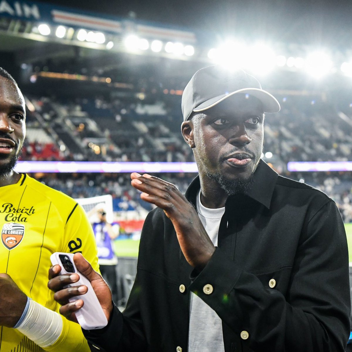🚨 Banners condemning the signing of Benjamin Mendy were on show at Lorient yesterday:

✍️ “No rapists in our stadiums"

✍️ "Let the world of football and sport clean up their ranks."

Other players like Achraf Hakimi or Wissam Ben Yedder were also targeted.

(Source: