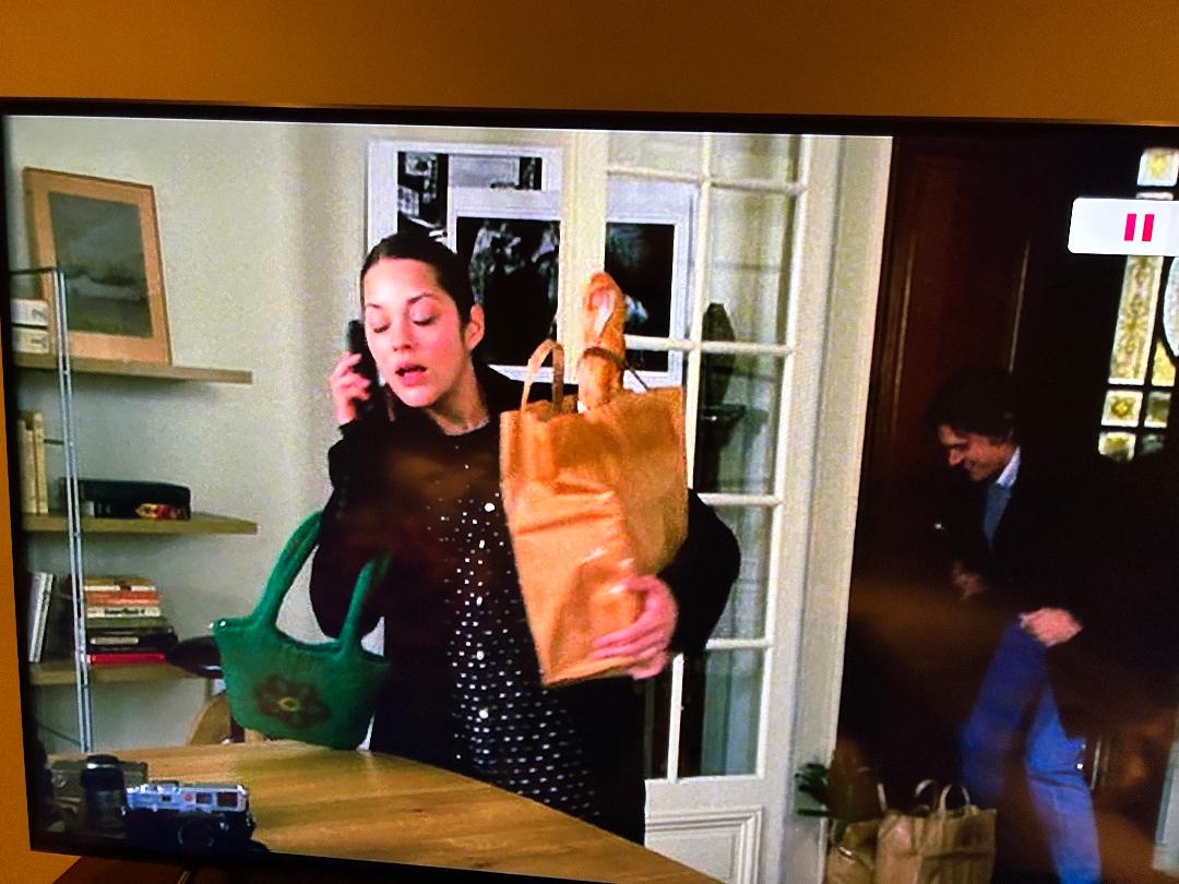 DangerPeak's tweet image. Ah, French bread. The international symbol that a movie character has just bought groceries.
#BigFish #BigBread