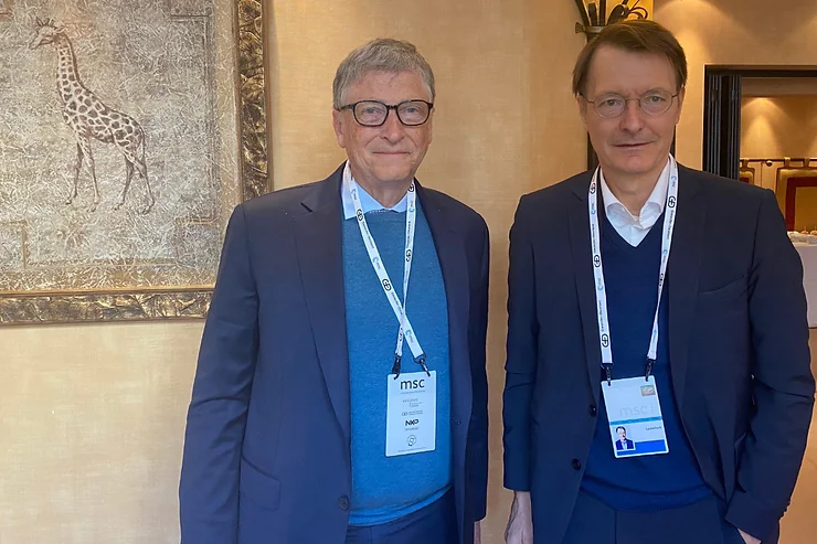 In der Antwort auf eine parlamentarische Anfrage wurde aufgedeckt, dass die deutsche #Ampelregierung mehrere Projekte der #Gates-Stiftung, #Rockefeller Foundation und des Wellcome Trust, mit insgesamt 3,8 Milliarden Euro finanziert hat. Und kein Medium berichtet darüber!
Die