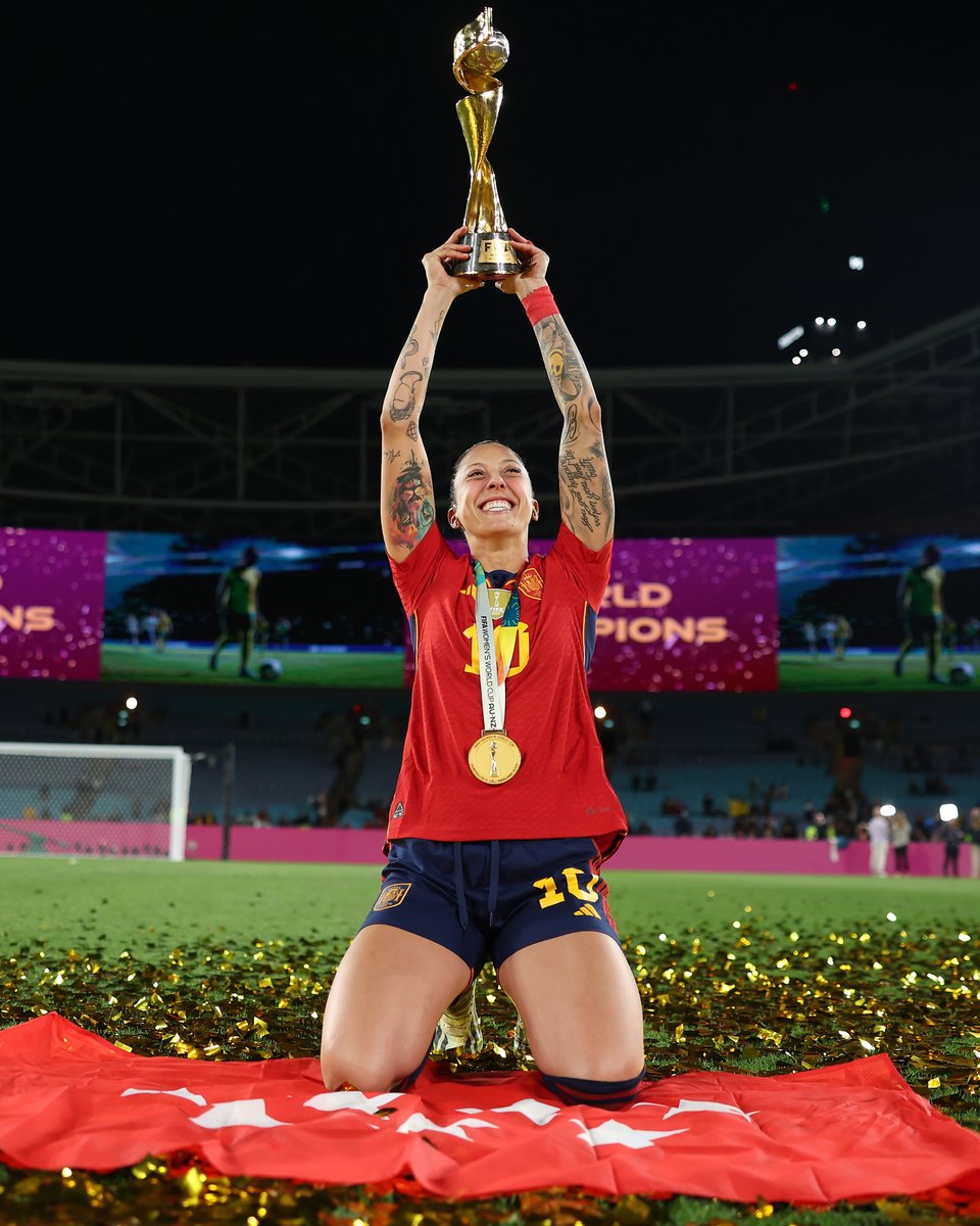 FIFAWWC's tweet photo. 🏆😁

@Jennihermoso | #FIFAWWC https://t.co/RT90RTUnv3
