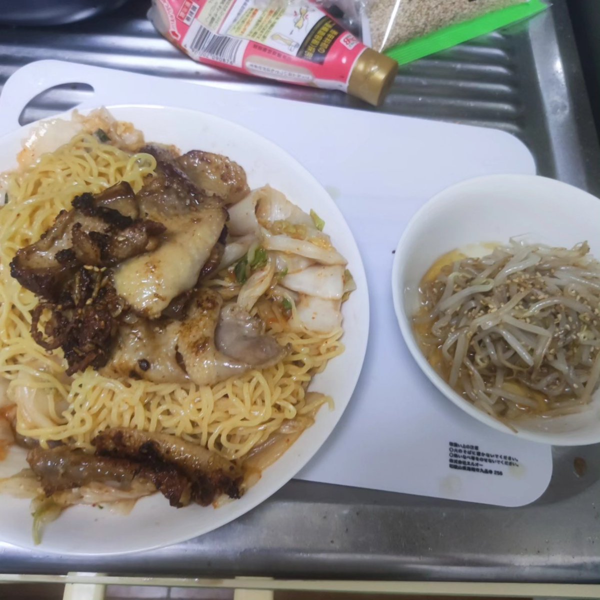 SS_sophia05's tweet photo. #ひなころもぐもぐ
鶏皮キムチ冷麺、焼き鶏皮キムチ冷麺+肉劇場もやし⁡
⁡⁡
⁡難易度☆☆☆★★⁡
⁡見た目☆☆☆☆★⁡
⁡ 味 ☆☆☆☆☆⁡
⁡作り方:鶏皮を茹でて冷麺の上に茹でた鶏皮とキムチを載せて完成。又は、鶏皮を焼いて完成。⁡
⁡コメント:余った材料で使い切らないといけないので作った https://t.co/15SKWi11JK