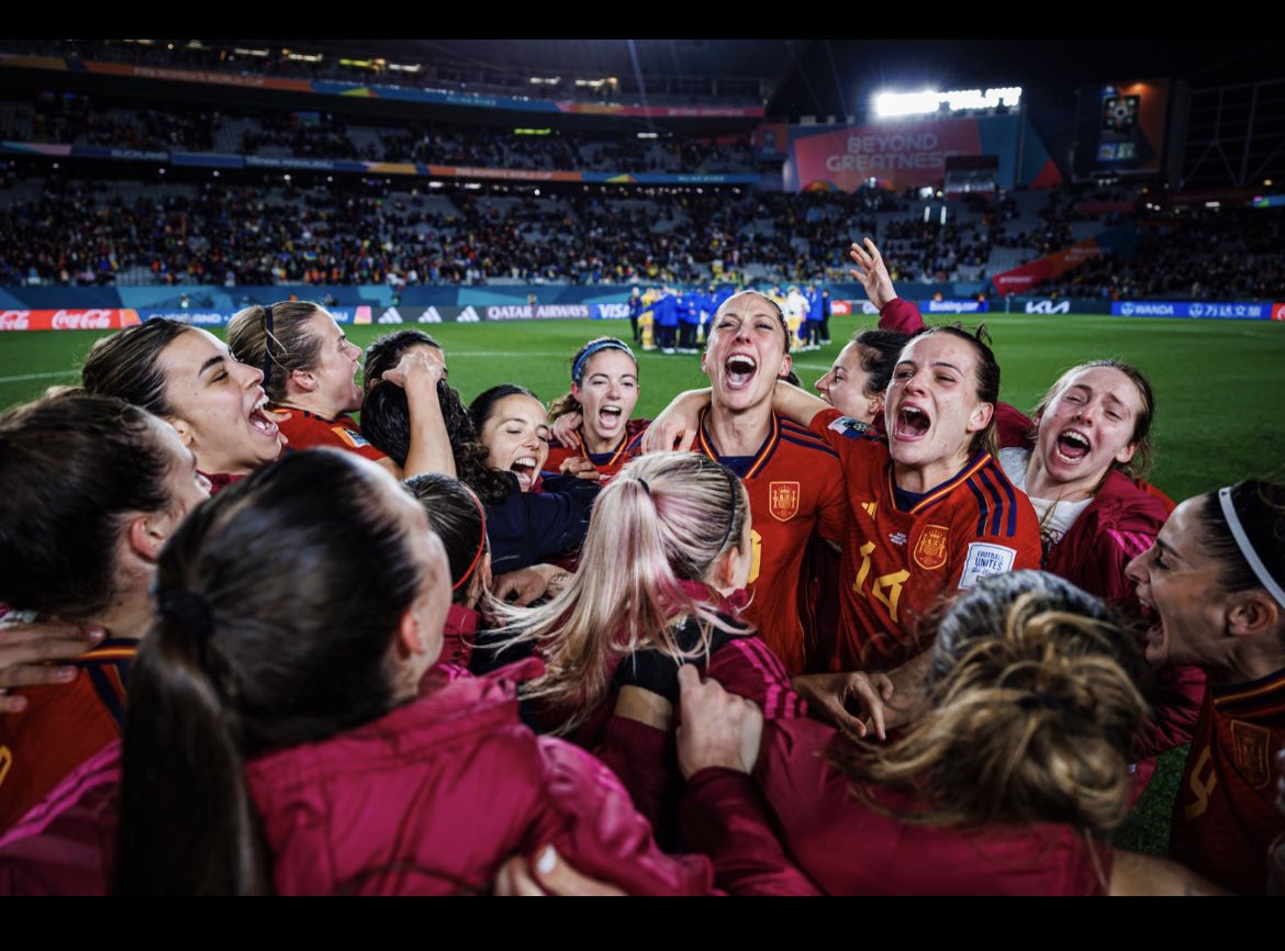 UnaiSordo's tweet photo. Hay victorias deportivas que son más que victorias deportivas. En homenaje a todas las “chicazos” con quienes éramos tan cabrones hace 40 años.
Las mujeres son el vector de progreso en la España actual.
Que la igualdad entierre para siempre la heroicidad.
Enhorabuena!!! 🟣 https://t.co/apUhufVkYD