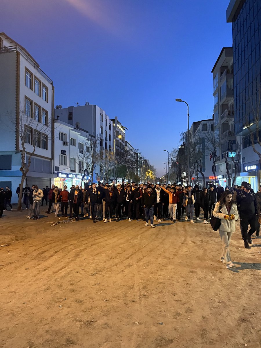 uAUNIUsak's tweet photo. Üniversitemizi kazanan tüm Galatasaraylı kardeşlerimizi tebrik ediyor, Kampüslerin Tek Efendisi olma yolunda atacağınız her adımda sizle birlikte olacak olmanın mutluluğunu yaşıyoruz. 
BİZ BİR AİLEYİZ KENETLENDİKÇE DAHA DA BÜYÜYEN !
#ultrAslanUNI https://t.co/Re6mx7wHLV