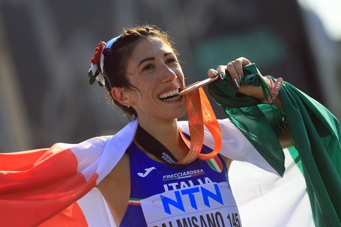 Un capolavoro di classe, tenacia e orgoglio. #Palmisano di bronzo nella 20 km di marcia ai Mondiali #WABudapest23 di #atletica: podio incredibile che premia una campionessa più forte
degli infortuni e dei problemi. Complimenti ad Antonella, allo staff, all'<a href="/atleticaitalia/">Atletica Italiana</a>
