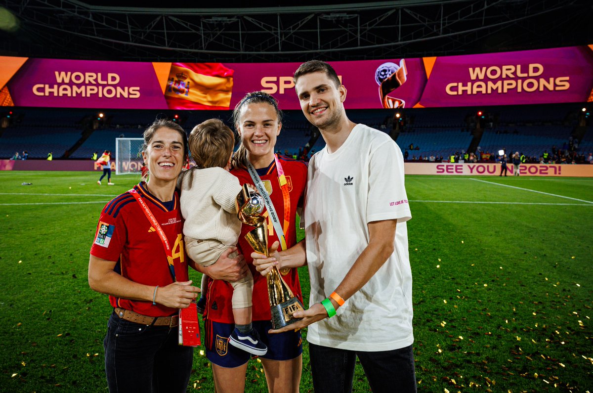 SEFutbolFem's tweet photo. 🤗 Las celebraciones... ¡¡𝐌𝐄𝐉𝐎𝐑 𝐄𝐍 𝐅𝐀𝐌𝐈𝐋𝐈𝐀!!

Hemos sido una familia dentro del campo y también nos han apoyado A MUERTE los nuestros desde la grada.

🥳 Hoy festejamos juntos 𝗡𝗨𝗘𝗦𝗧𝗥𝗔 𝗘𝗦𝗧𝗥𝗘𝗟𝗟𝗔 en el verde.

#JugarLucharYGanar | #CampeonasDelMundo https://t.co/0w2QNgxTtO