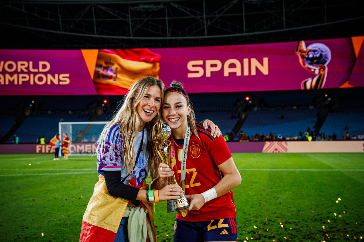 SEFutbolFem's tweet photo. 🤗 Las celebraciones... ¡¡𝐌𝐄𝐉𝐎𝐑 𝐄𝐍 𝐅𝐀𝐌𝐈𝐋𝐈𝐀!!

Hemos sido una familia dentro del campo y también nos han apoyado A MUERTE los nuestros desde la grada.

🥳 Hoy festejamos juntos 𝗡𝗨𝗘𝗦𝗧𝗥𝗔 𝗘𝗦𝗧𝗥𝗘𝗟𝗟𝗔 en el verde.

#JugarLucharYGanar | #CampeonasDelMundo https://t.co/0w2QNgxTtO