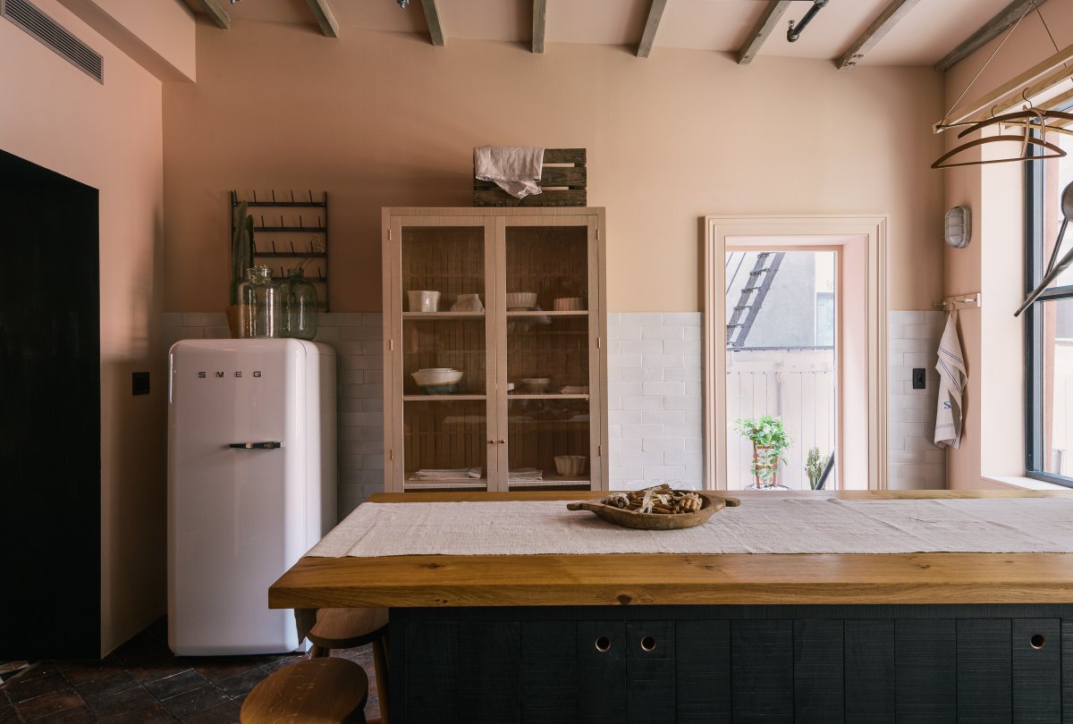 deVOLKitchens's tweet photo. #KitchenTour: Setting Plaster paint by Farrow and Ball, almost not a colour, the merest hint of salmon pink on the walls and woodwork was the starting point for this room. https://t.co/TP9PLIv1d8 #RusticKitchens https://t.co/NjWcaK7JMY