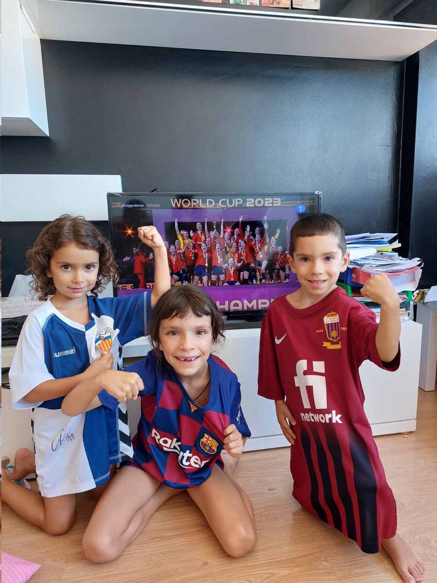 PedroCapo18's tweet photo. Gràcies @alexiaputellas @catacoll2001 @mariona8co @IvanaAndresSanz y a toda la @SEFutbolFem por despertar la ilusión en las generaciones que vienen y ser sus referentes. Orgullosos se queda corto. ENHORABUENA!!! https://t.co/12xDYSE4Ur