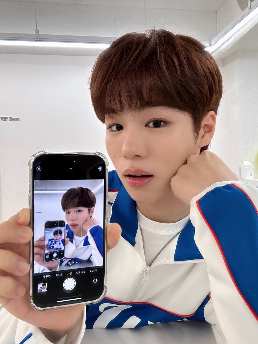 thewind_twt's tweet photo. [#김희수] 히수가 든 휴대폰📱 속에 히수 x ♾️ https://t.co/XdOU5uwYic