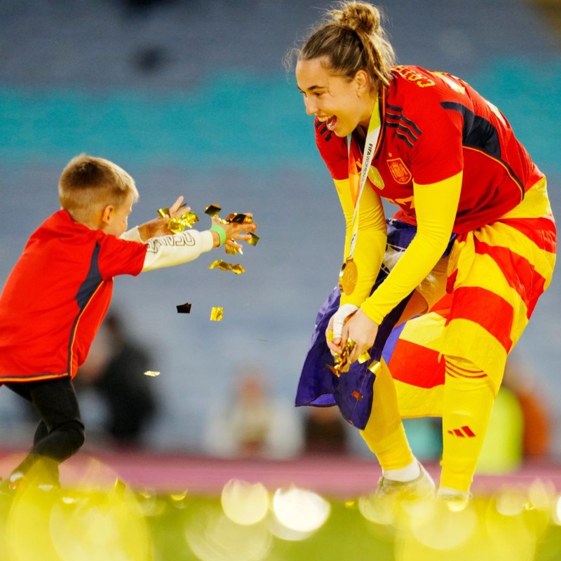20m's tweet photo. 🇪🇸🏆Reinas del mundo🏆🇪🇸

Toda la información del mundial en https://t.co/qBZBA4ljLA: desde el momento de celebración con la Reina Letizia, a las mejores imágenes y reacciones en España https://t.co/VCu75Qh5Cg

#FIFAWWC #MundialFemenino