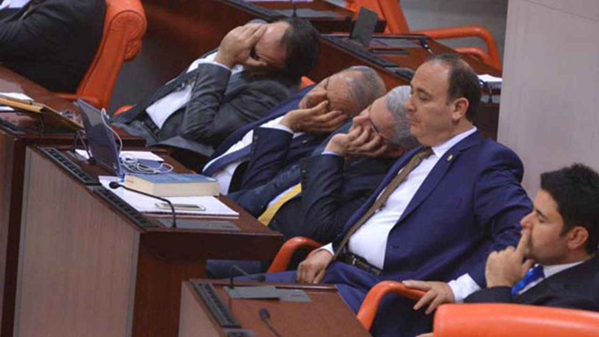 Seçimden önce 3 aylık maaşı (149 bin TL) peşin alan ancak tekrar vekil olamayan 314 milletvekilinden 310’u 2 aylık (100 bin TL) maaşı iade etmedi. 

Yaklaşık 30 milyon TL, halkın cebinden çıktı… (T24)