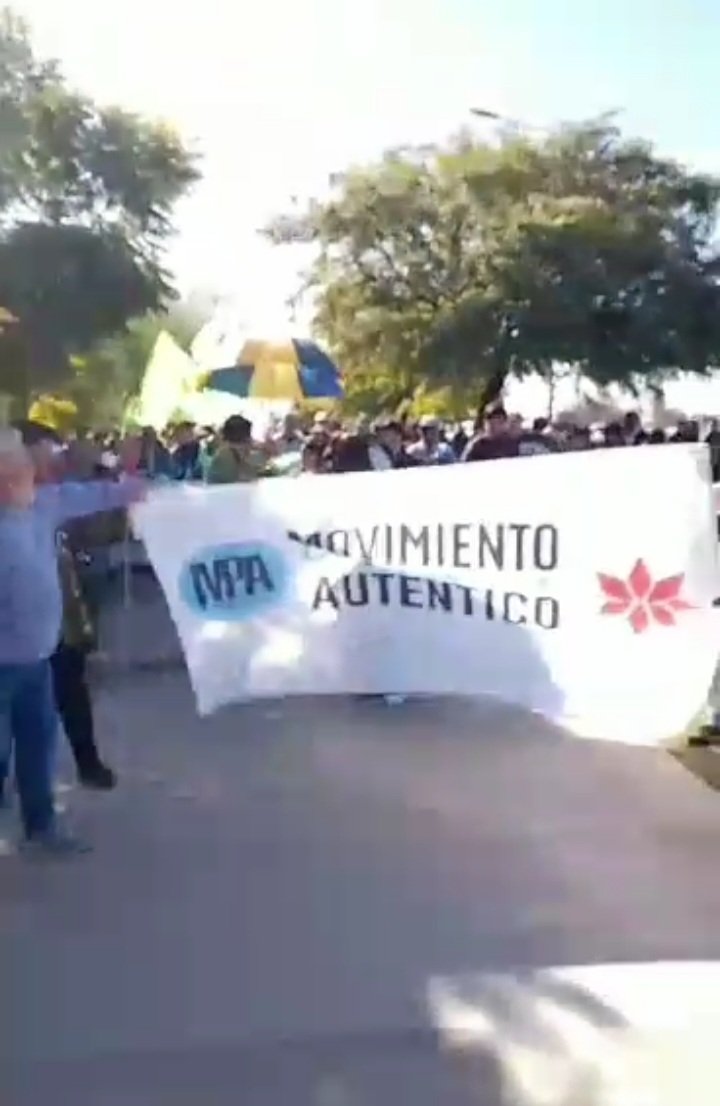 El MPA de La Rioja acompañamos al Gobernador Quintela en el Super Domo.
Hacemos nuestras sus palabras en el encuentro con el movimiento obrero: <pedimos como gobernadores participar de las negociaciones con el FMI y decirles q no pagaremos la deuda con el hambre del pueblo>
✌️🇦🇷