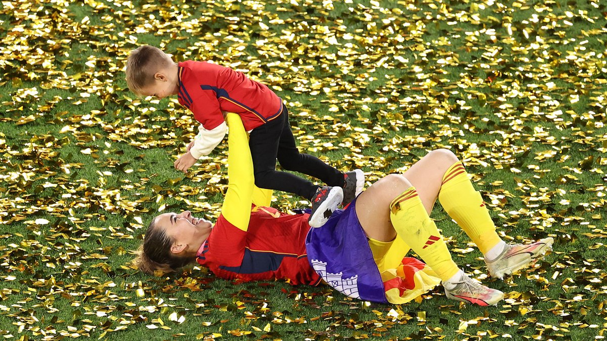 FIFAWWC's tweet photo. Moments to treasure forever. ✨

#BeyondGreatness | #FIFAWWC https://t.co/rbf3W2cO1o