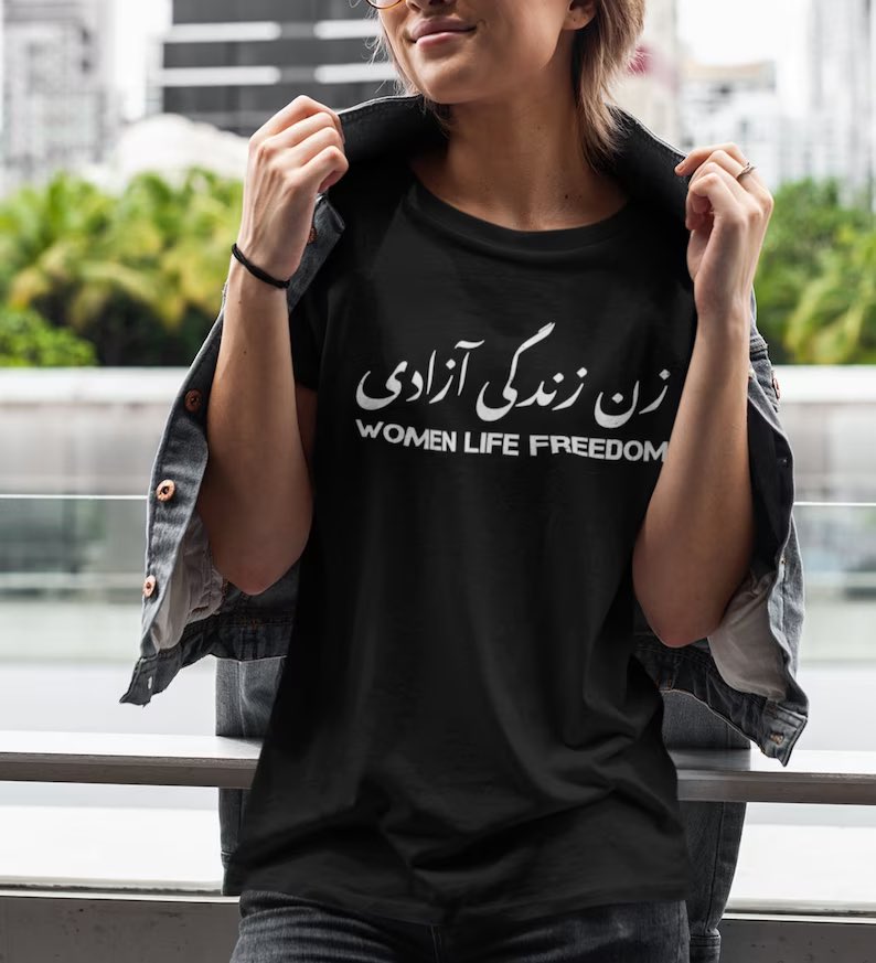 ISefati's tweet photo. Am Tag der offenen Tür beim AuswärtigenAmt in #Berlin wäre es wohl nicht gestattet,dass Männer und Frauen mit einem T-Shirt betreten,auf dem"Frau Leben Freiheit" steht. Diese Situation verdeutlicht die als widersprüchlich empfundene Haltung von @ABaerbock.
#MahsaAmini #مهسا_امينی https://t.co/YhJYufzG1y