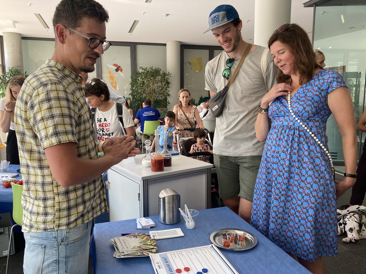 Großer Andrang beim Tag der offenen Tür - am #MRI-Stand gibt‘s Ketchup in Nutri-Score A,B, C und D zu verkosten. Interessant auch für PSt. Dr. Ophelia Nick.