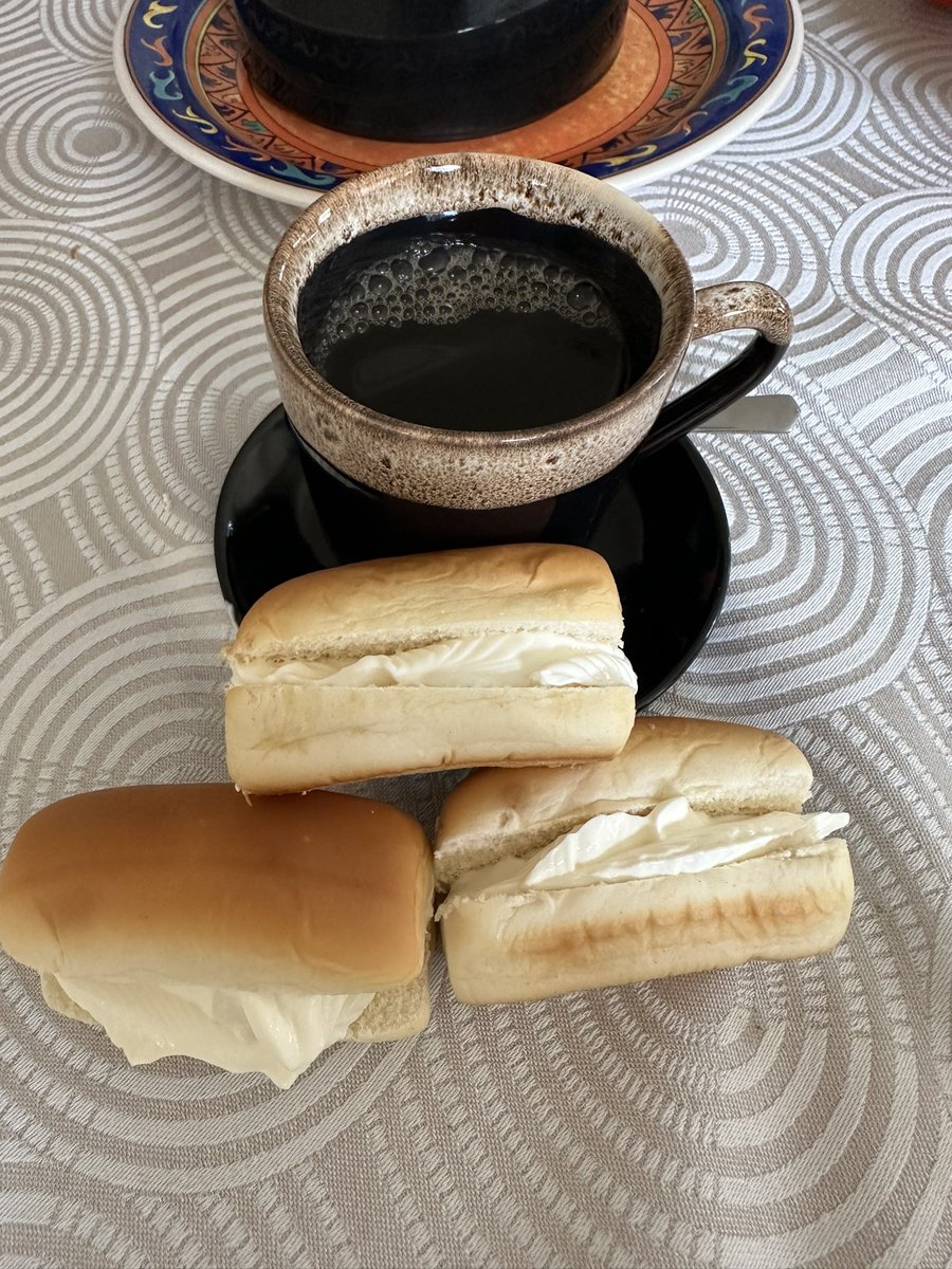 chefdangalhardo's tweet photo. Bisnaguinha com MUITO REQUEIJÃO e cafezinho.

CORRETO? https://t.co/bnbHmfE0LL