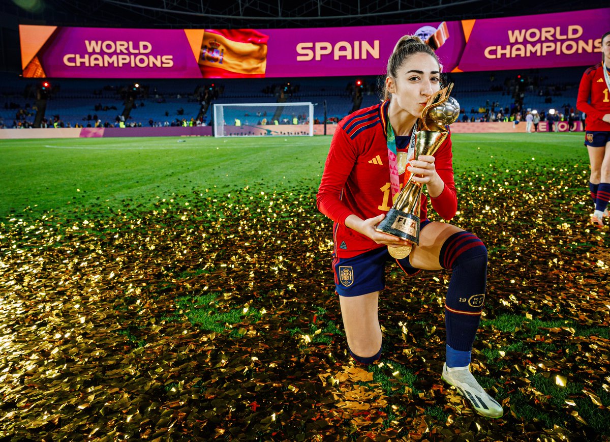 SEFutbolFem's tweet photo. 🎵 ¡¡Y eso es lo que quieeeeeero, besos

...todas las mañanas me despierteeeen besos...

... sea por la tarde y siga habiendo beeeesos...

...luego por la noche hoy me den más besos pa' cenaaaaaar!! 🎵 

#JugarLucharYGanar | #CampeonasDelMundo