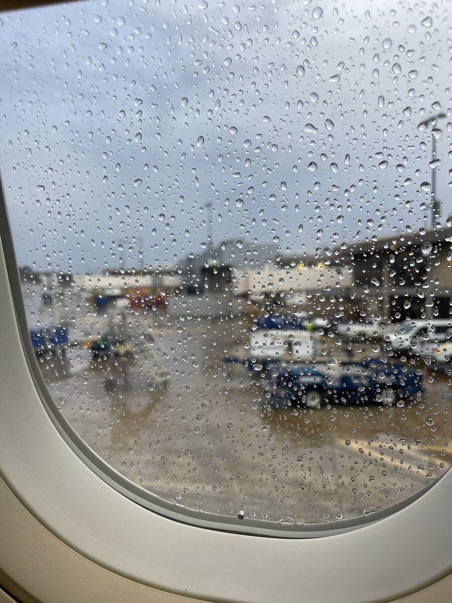 Full flight here - rain is very light again #HurricaneHilary #SanDiego waiting to take off and hoping for an on time departure 🙏🏽