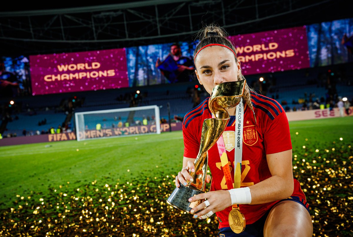 SEFutbolFem's tweet photo. 🎵 ¡¡Y eso es lo que quieeeeeero, besos

...todas las mañanas me despierteeeen besos...

... sea por la tarde y siga habiendo beeeesos...

...luego por la noche hoy me den más besos pa' cenaaaaaar!! 🎵 

#JugarLucharYGanar | #CampeonasDelMundo