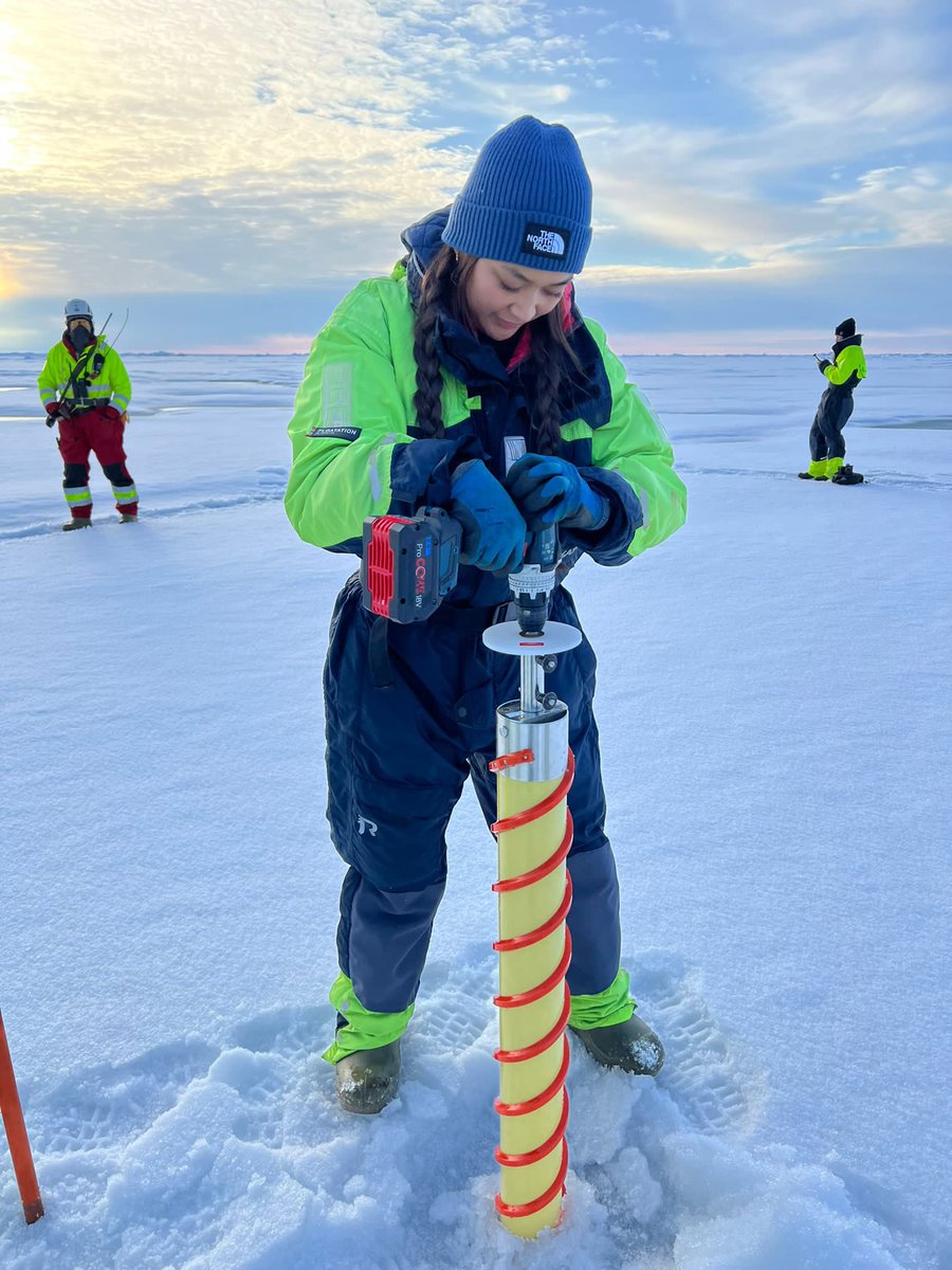 Enthusiastic #Arctic students on the ice over the Nansen Basin training on research methods and sampling. #NPIArcticOceanCruise #FFKronprinsHaakon @NorskPolar @SGindorf @OleArve 
📸 Sonja Gindorf, @Stockholms_univ