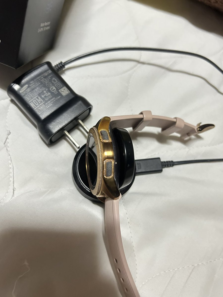 bongkodthe's tweet photo. ส่งต่อ Galaxy watch 42mm ใช้เองสภาพดีคะ ค่าตัวน้อง 1500 คะใครสนใจทักDMมาคุยกันก่อนได้คะ #นาฬิกา #smartwash #ส่งต่อนาฬิกา #ส่งต่อสมาร์ทวอท https://t.co/N3tobhtlTk