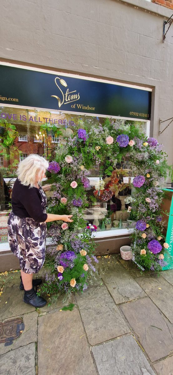 Thanks to the lovely people for making my eco friendly floral arch making so much fun yesterday. Special thanks to the gentleman from the Caribbean for wearing a matching shirt….#StemsofWindsor #floraldesignerWindsor #floristWindsorCastle